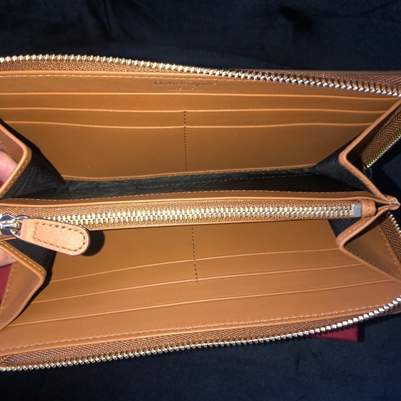 New Salvatore Ferragamo Giancini Wallet - Picture 6 of 10